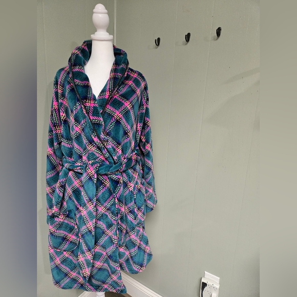 Victoria Secrets Robe. Size  xs/xp/xp/p.  Good condition. Green and pink plaid. - Picture 1 of 8
